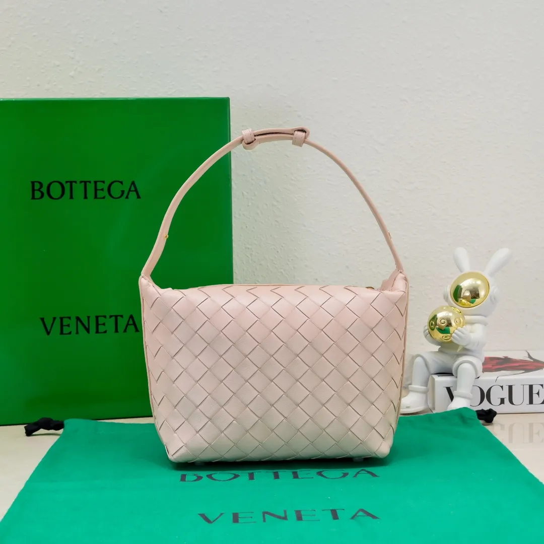 Batch 1360 #BvWallace Shoulder Lunch Bag 🔥 A lunch box bag that you can just grab and go. It is made of classic intrecciato weaving technology and reflects the craftsmanship of Bottega. The entire bag is made of top-grade happa lambskin. It is very soft and lightweight. The small bag shape is cute and exquisite. The interior capacity is also very large and can be carried under the arm. It is quite practical! The bottom of the bag is made of gold metal to prevent wear and tear. The details are really good! Choose this elegant commuting bag for Zaoba people~ Size: 22x13x9.5, model number; 7748#